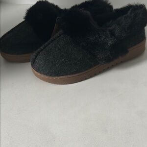 Cozy Black Fur-Lined Women's Slippers